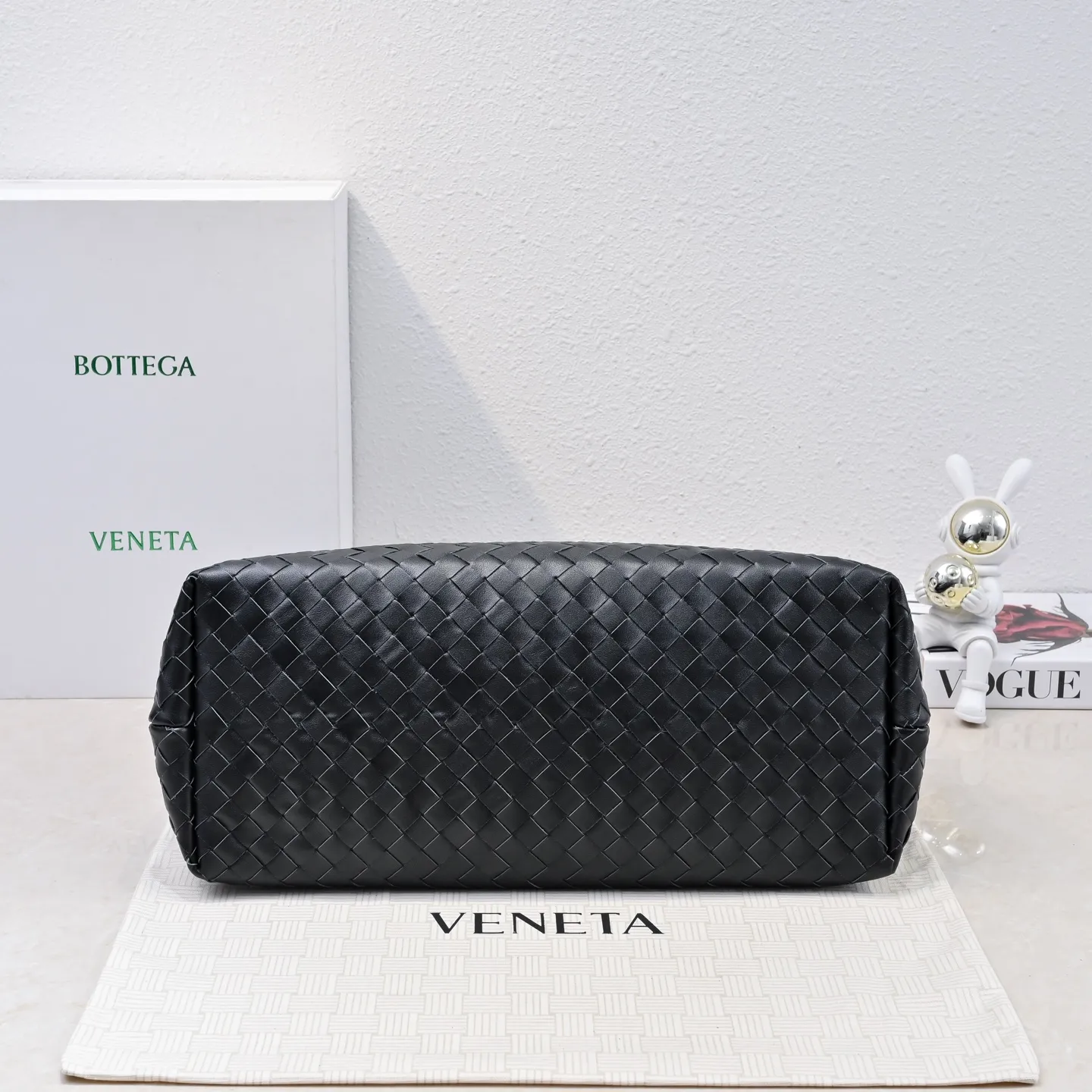 Batch 2960 BOTTEGA VENETA 2025 new men's ANDIAMO backpack Bottega Veneta's main recommendation is undoubtedly Andiamo. The first new favorite of 2025 is a men's splayed buckle bag. It can be seen that the designer has used many small ideas. The detachable cross-body strap is very convenient for elite office workers to carry their work diary. Reduce the burden on your hands when carrying office supplies. The interior is divided into two large compartments and a small zippered compartment. Unlike the women's model, the compartments here are not detachable. The fixed large single layer also makes it easier to pack lightly when going out to work and avoids the accumulation of too many small items. Style number: 5969 Size: 43*32*20cm